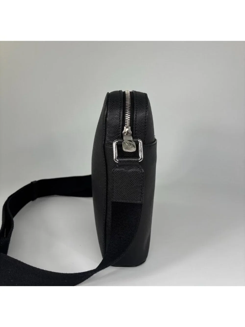 Louis Vuitton Taiga Anton Shoulder Bag